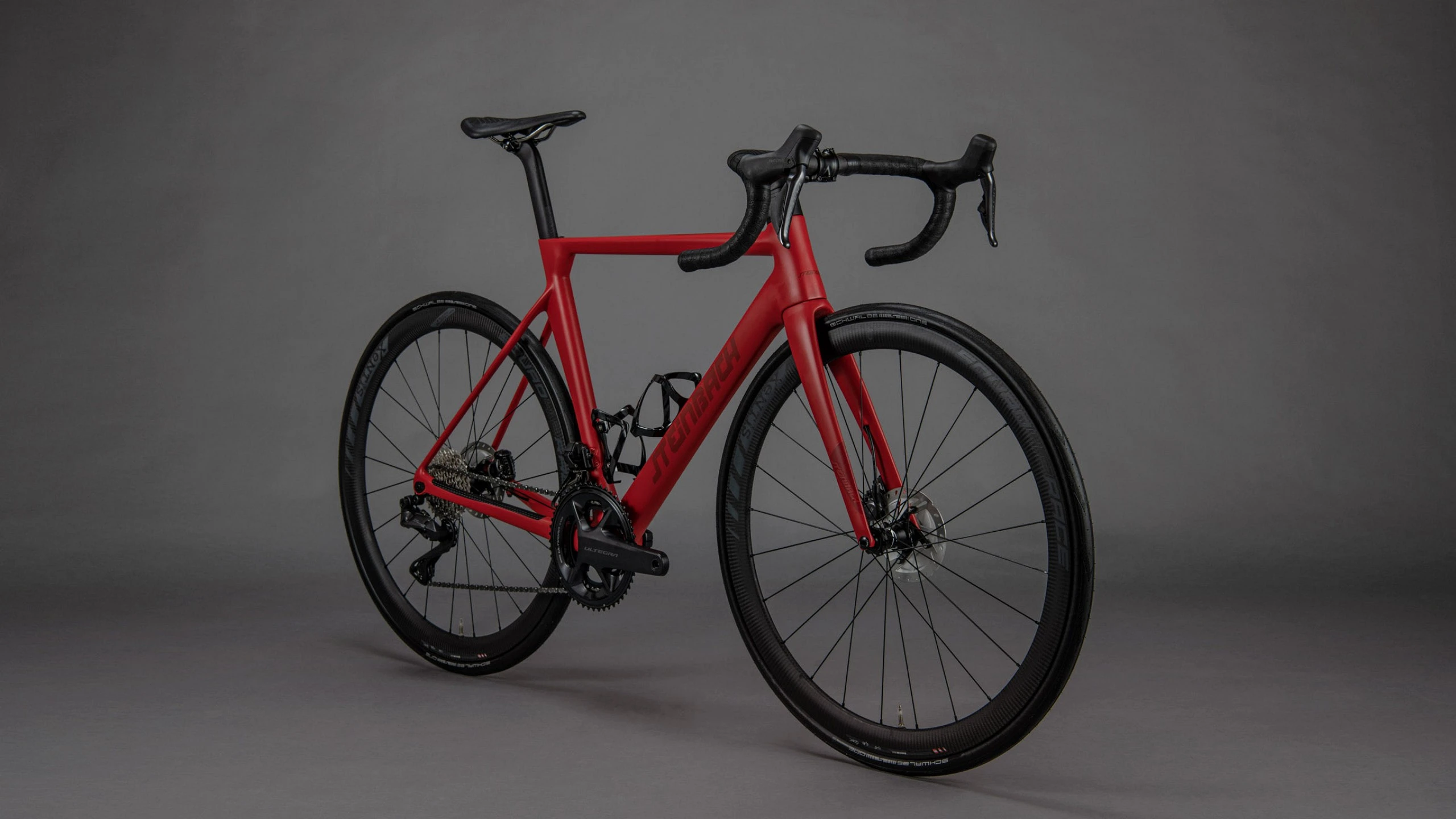 Handgefertigtes Steinbach Carbon Rennrad in Rot angepasst an deine w&uuml;nsche. wir bauen seit 35 Jahren leichte Fahhr&auml;der angepasst an dich egal ob Sram oder Shimano.